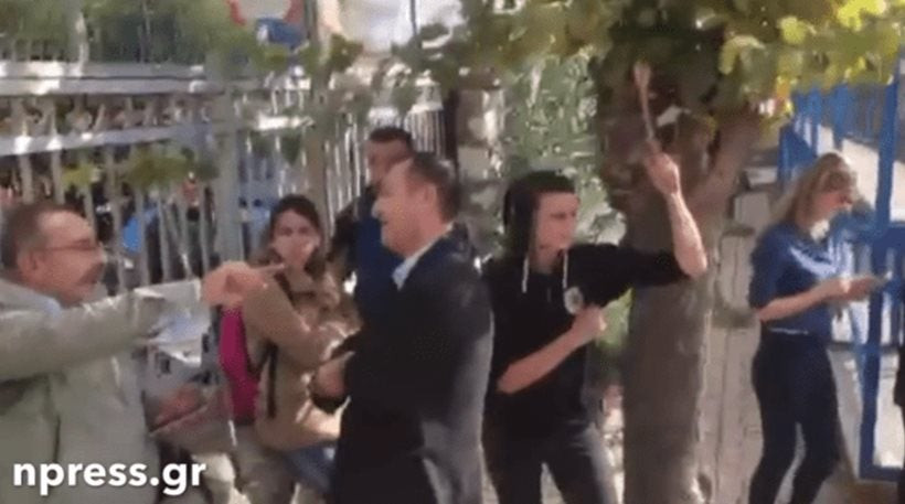 Ναύπακτος: Μαθητές κλείδωσαν τον διευθυντή μέσα στο σχολείο (βίντεο)